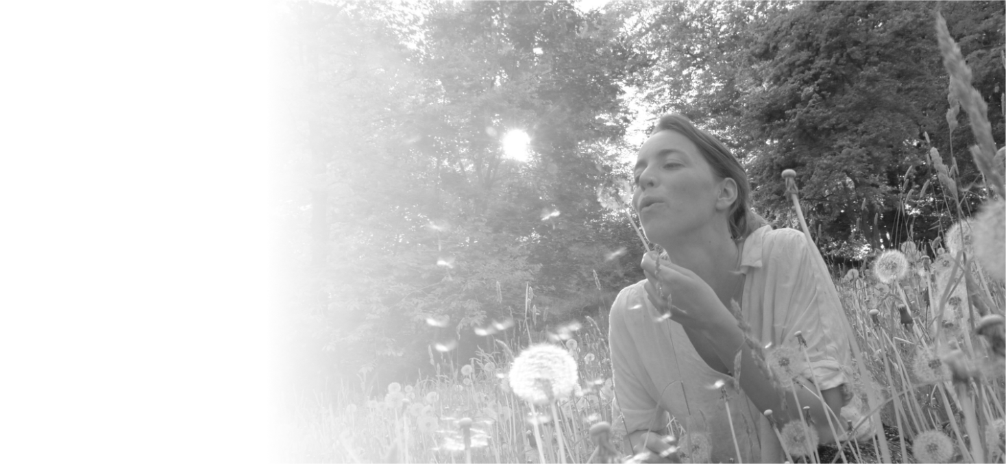 Portrait von Lena, die Pusteblumen verweht